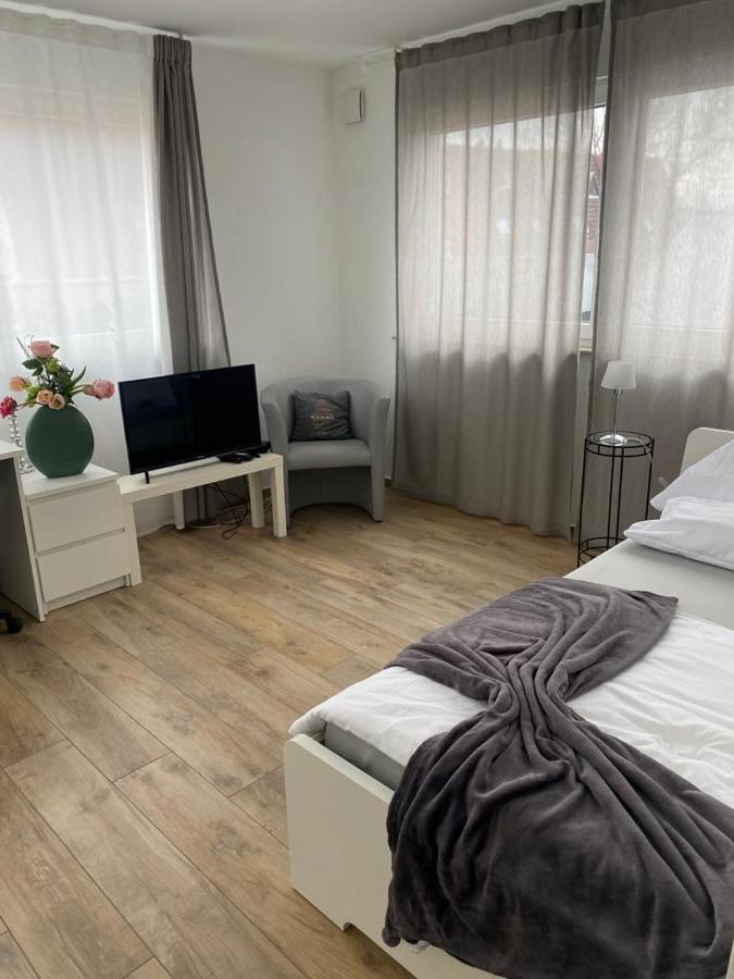 Ferienwohnungen Lamisto Am Waldesrand Neckartenzlingen Εξωτερικό φωτογραφία